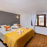 Les Remparts Nyaraló *